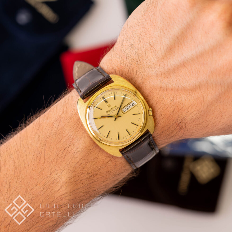Bulova Accutron Day-Date Cushion | 762-2 | Oro 18kt | Like New | 36mm